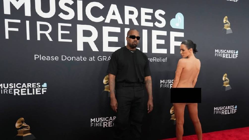 Bianca Censori esposa de Kanye West genera polémica en la alfombra